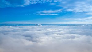 clima para safra 2021/22: imagem do céu visto de cima das nuvens