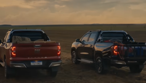 duas fiat titano em estrada de terra em um fim de tarde