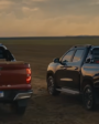 duas fiat titano em estrada de terra em um fim de tarde