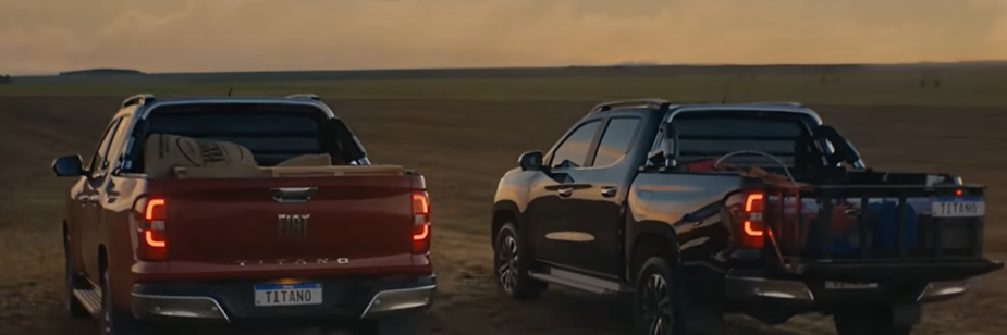 duas fiat titano em estrada de terra em um fim de tarde